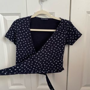 Brandy Melville Wrap V-Neck Floral Black/Navy Top